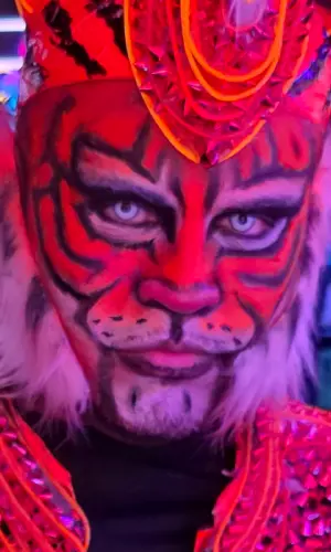 Gio, costume champion