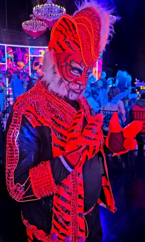 Gio, costume champion